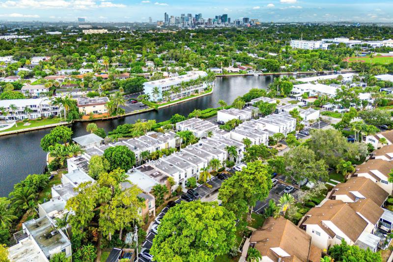  Condo & Townhome Photos