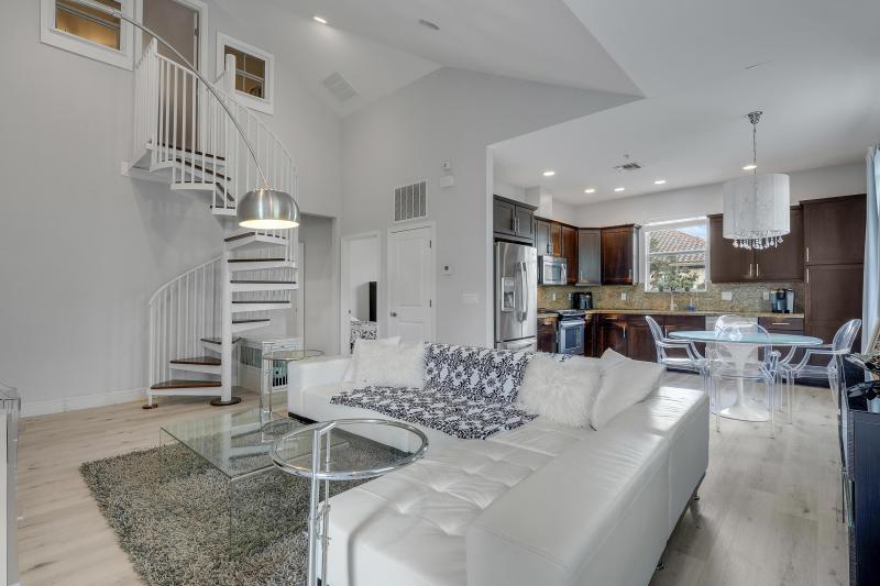  Condo & Townhome Photos