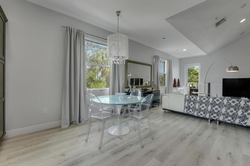  Condo & Townhome Photos