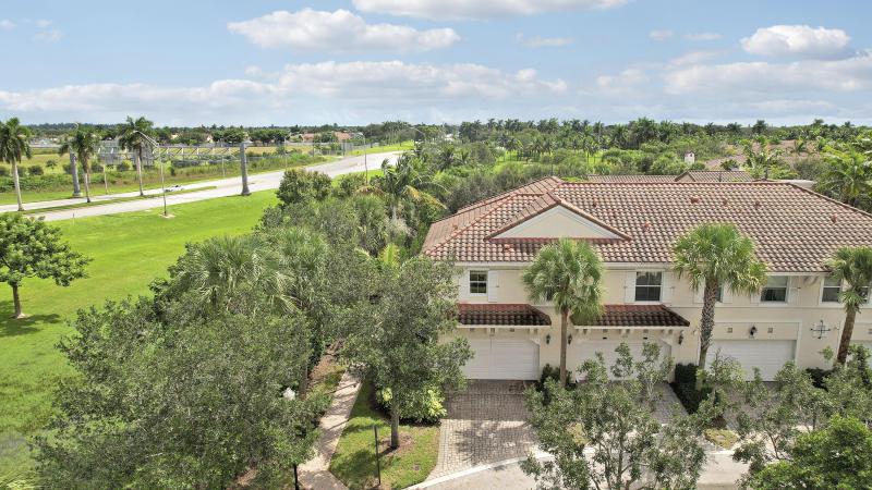  Condo & Townhome Photos