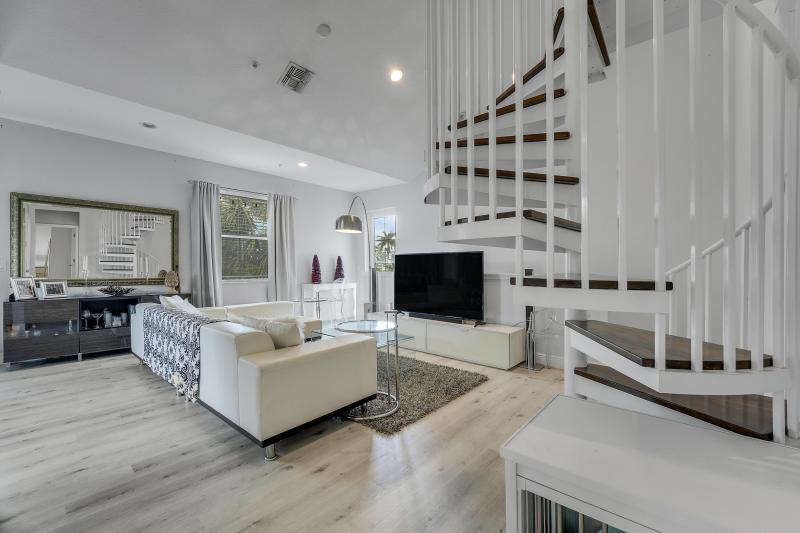  Condo & Townhome Photos