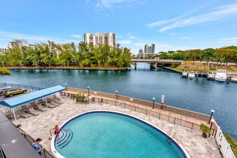  Condo & Townhome Photos