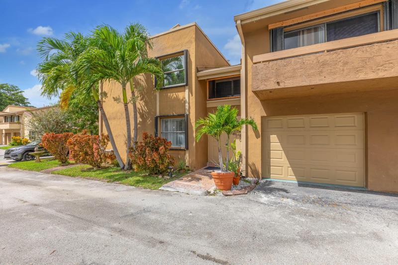  Condo & Townhome Photos