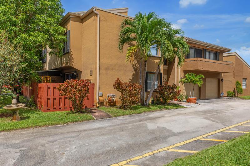  Condo & Townhome Photos