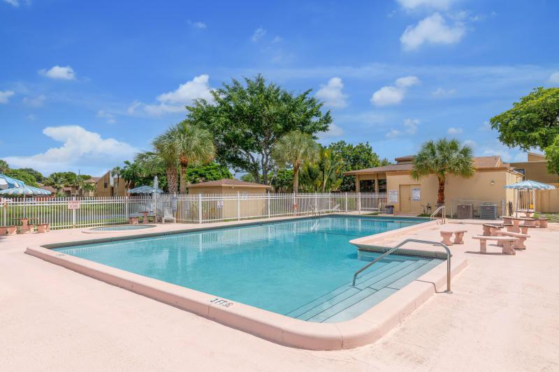  Condo & Townhome Photos
