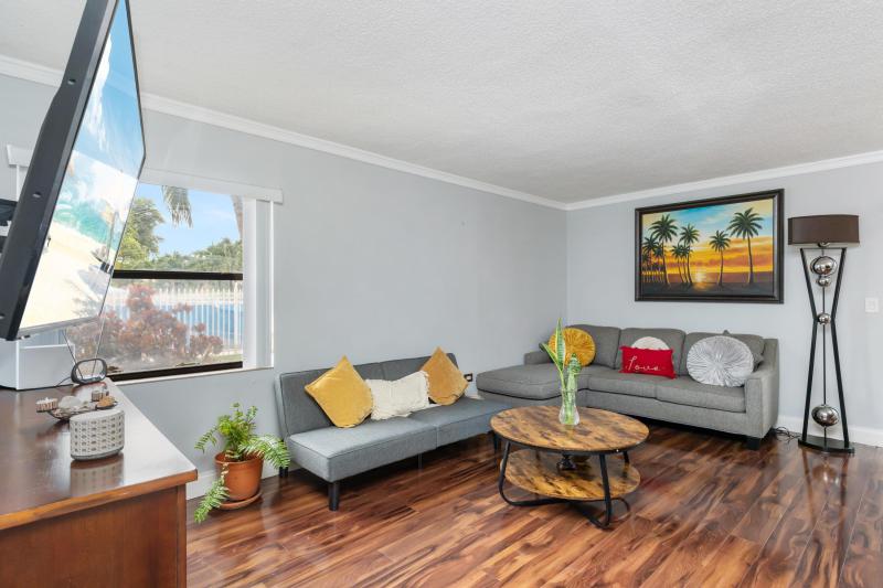 Condo & Townhome Photos
