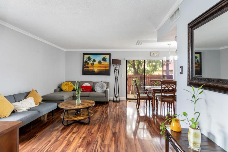 Condo & Townhome Photos