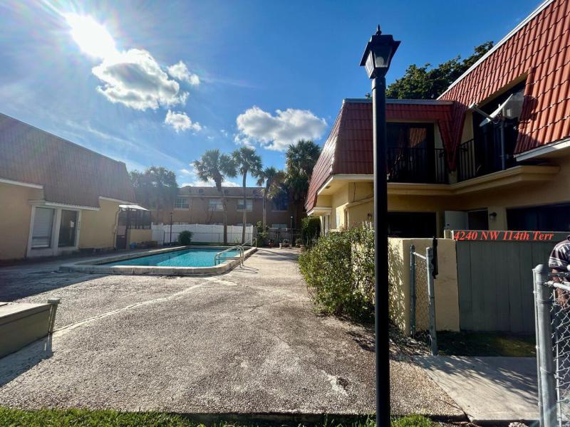  Condo & Townhome Photos