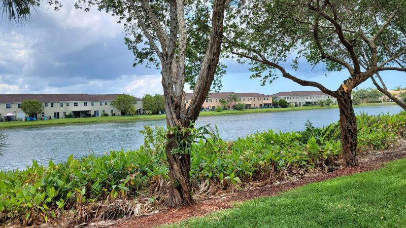  Condo & Townhome Photos