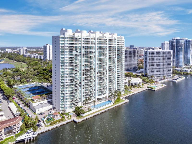  Condo & Townhome Photos