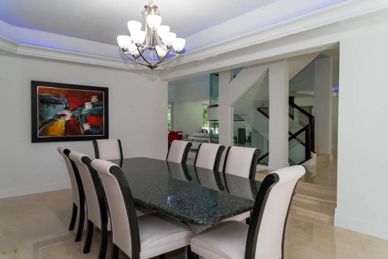  Single Family Homes Photo 12:  Coral Gables,  FL 33143