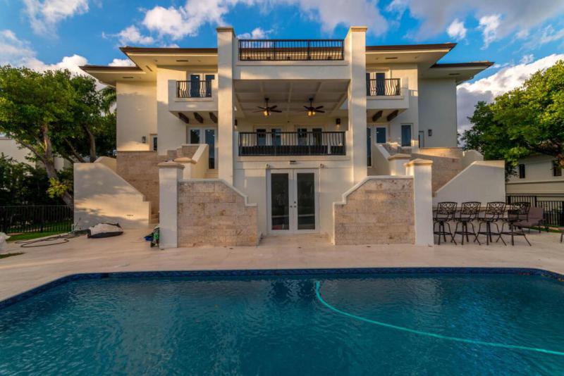  Single Family Homes Photo 19:  Coral Gables,  FL 33143