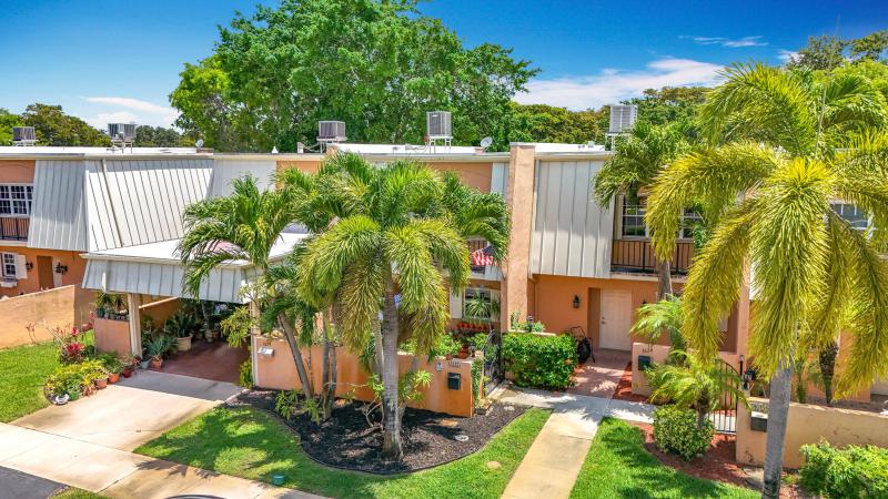  Condo & Townhome Photos