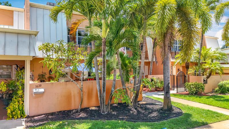  Condo & Townhome Photos