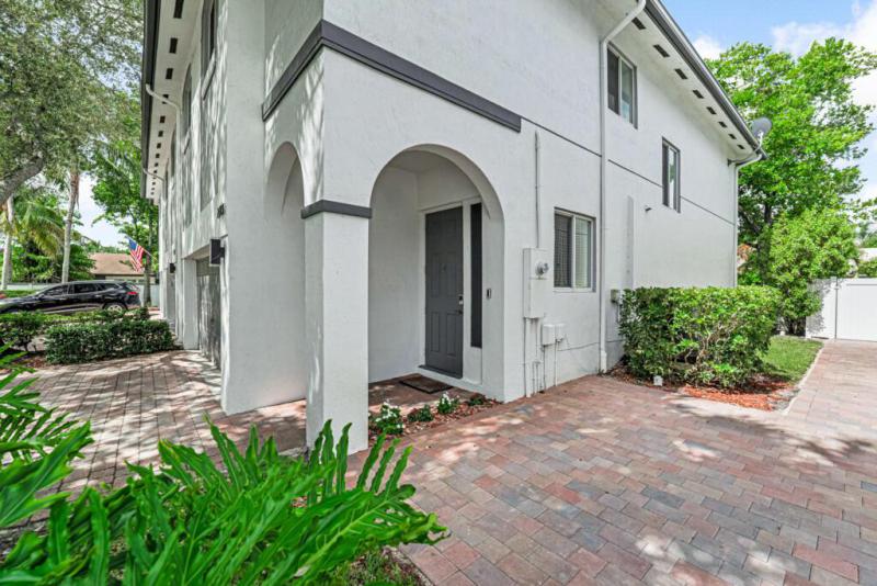  Condo & Townhome Photos