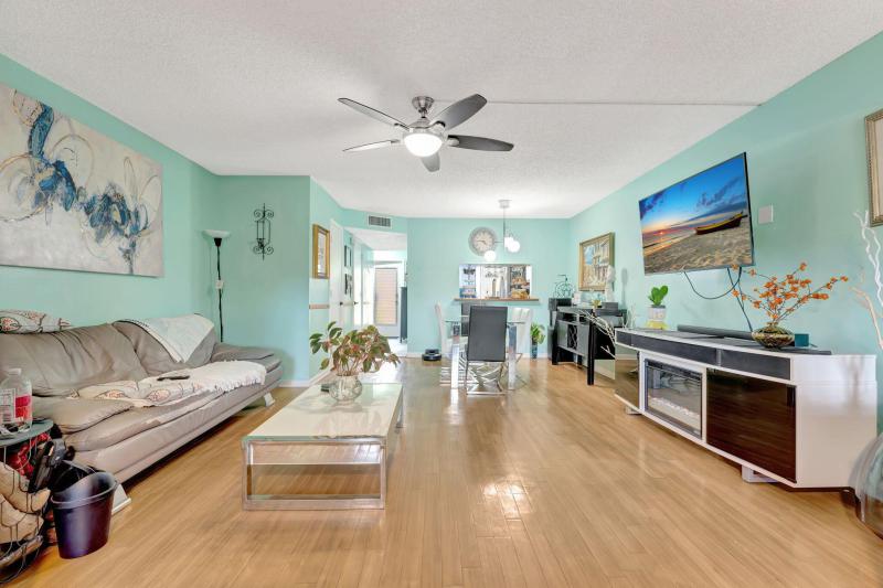  Condo & Townhome Photos