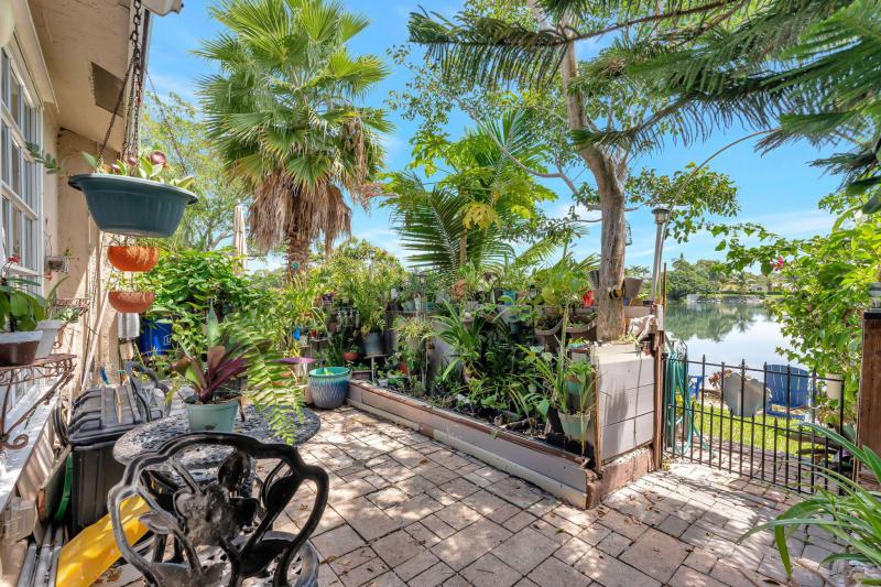  Condo & Townhome Photos