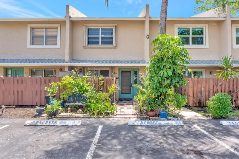  Condo & Townhome Photos