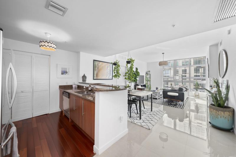  Condo & Townhome Photos