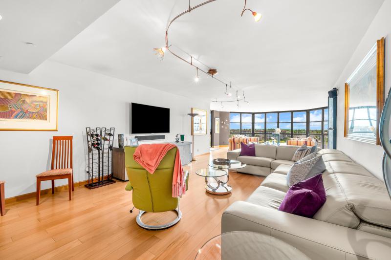  Condo & Townhome Photos