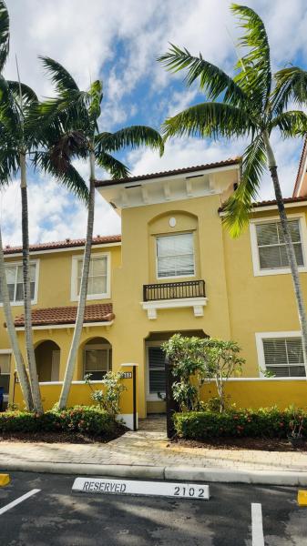 Condo & Townhome Photos