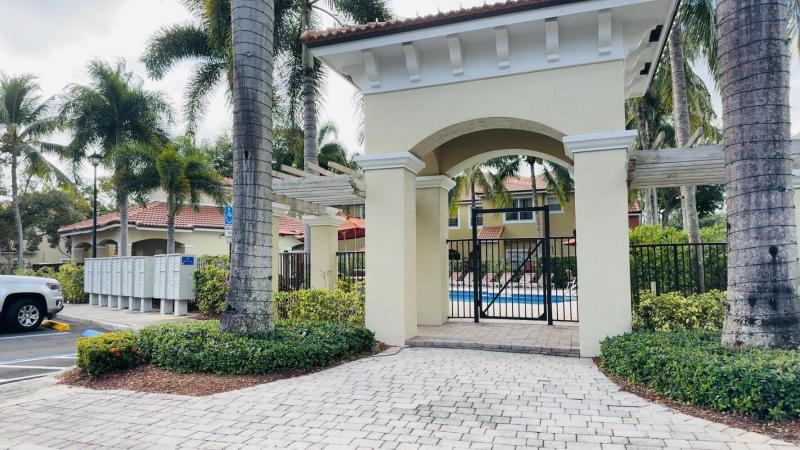  Condo & Townhome Photos