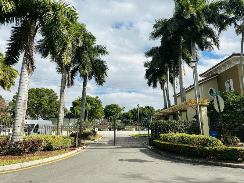  Condo & Townhome Photos