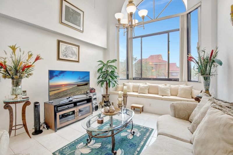  Condo & Townhome Photos