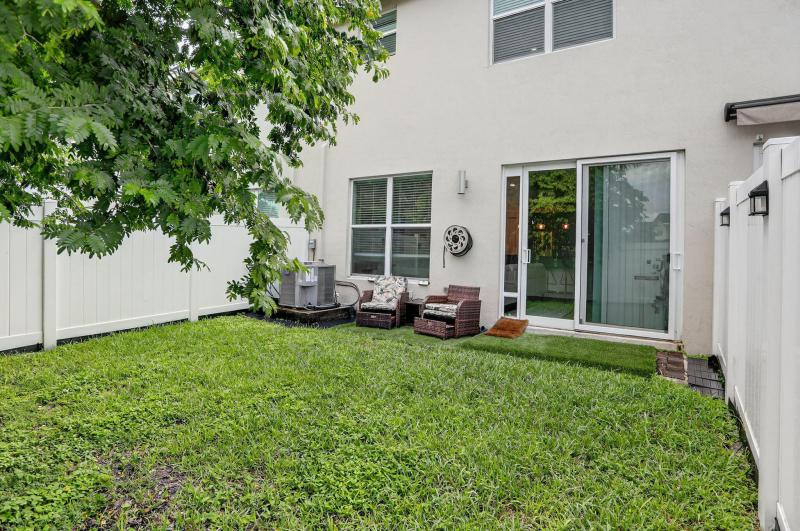 Condo & Townhome Photos