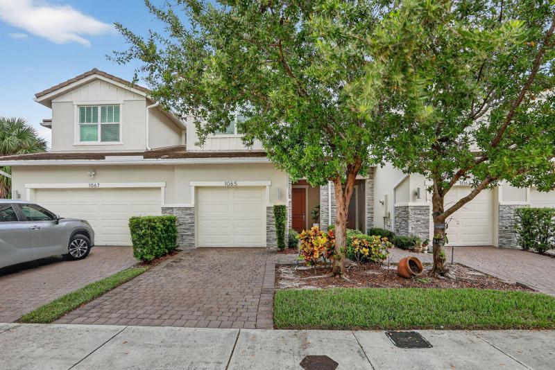  Condo & Townhome Photos