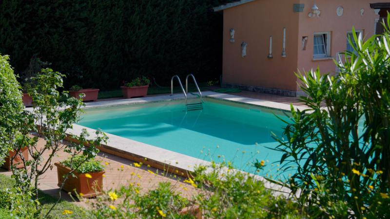  Single Family Homes Photo 14:  Out of Country,  Out of Country 00000