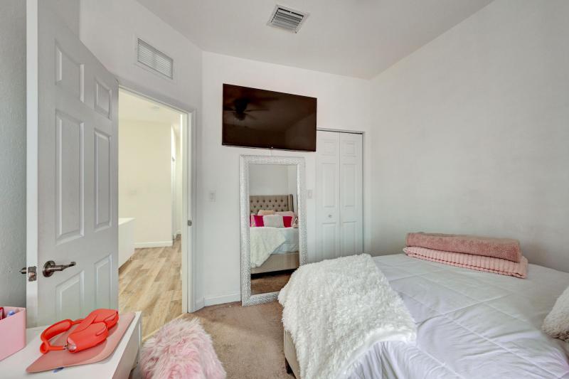  Condo & Townhome Photos