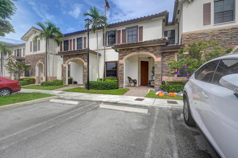  Condo & Townhome Photos
