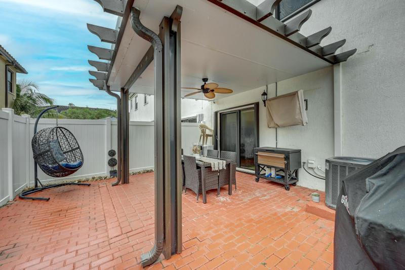  Condo & Townhome Photos