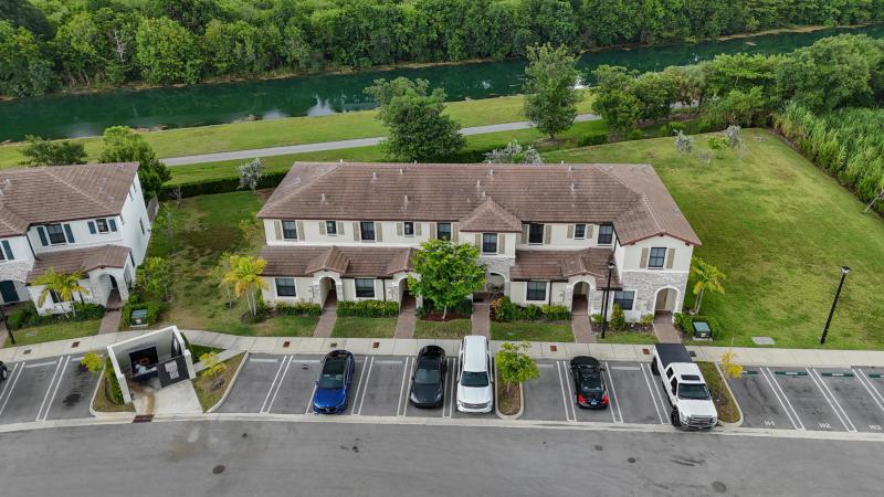  Condo & Townhome Photos