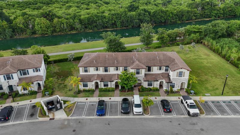  Condo & Townhome Photos