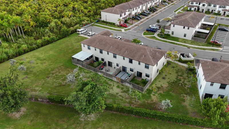  Condo & Townhome Photos