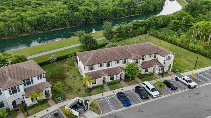  Condo & Townhome Photos