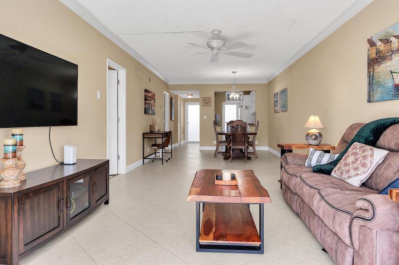  Condo & Townhome Photos