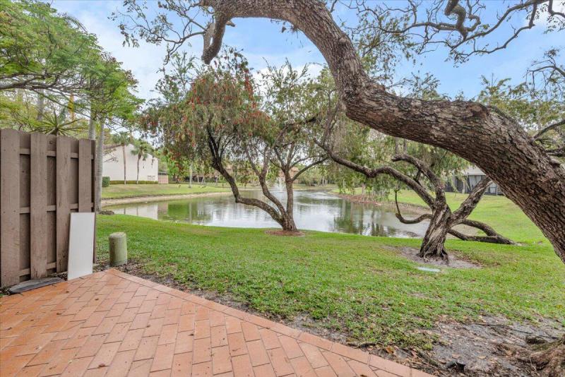  Condo & Townhome Photos