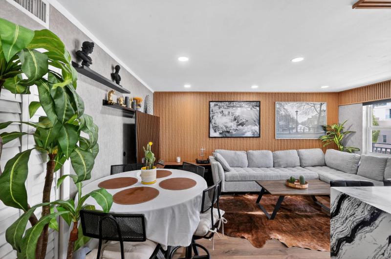  Condo & Townhome Photos