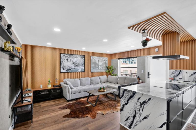 Condo & Townhome Photos