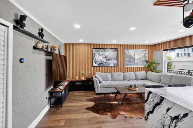  Condo & Townhome Photos