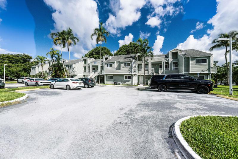  Condo & Townhome Photos
