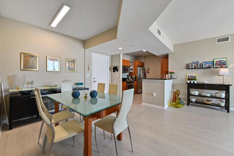  Condo & Townhome Photos
