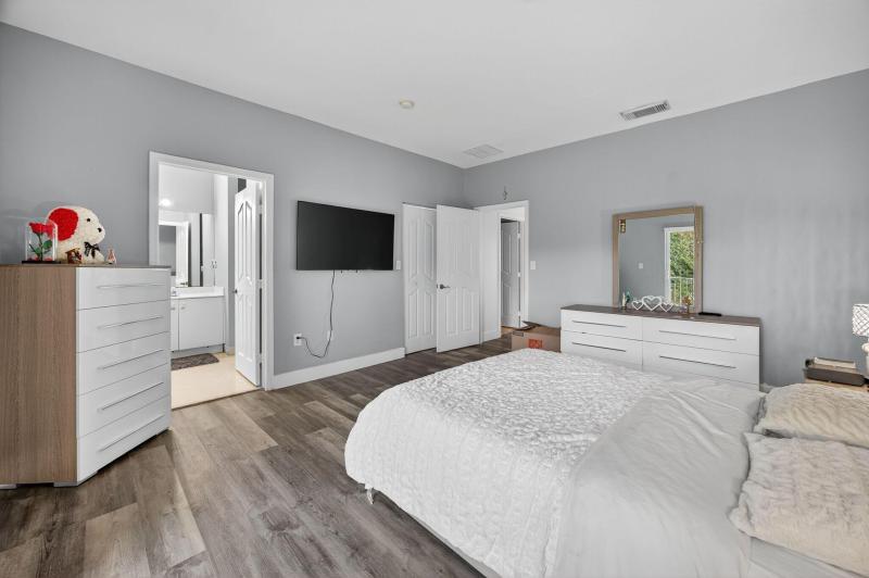  Condo & Townhome Photos