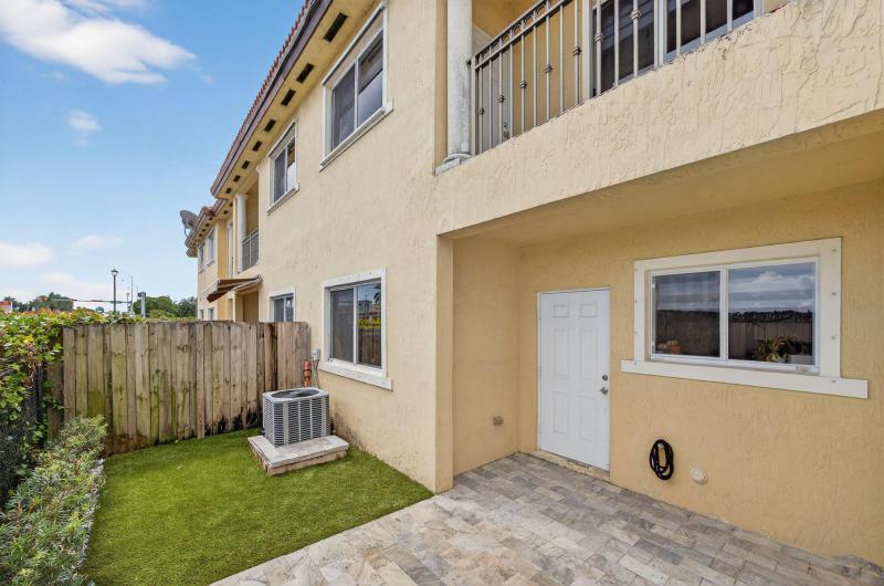  Condo & Townhome Photos