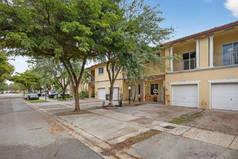  Condo & Townhome Photos