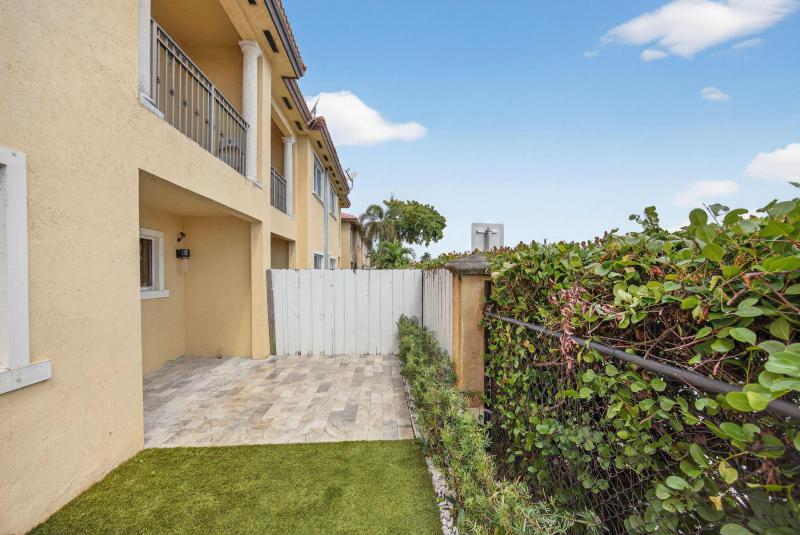 Condo & Townhome Photos