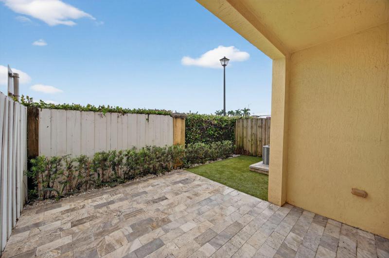  Condo & Townhome Photos